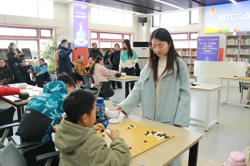 陆敏全七段在下指导棋。