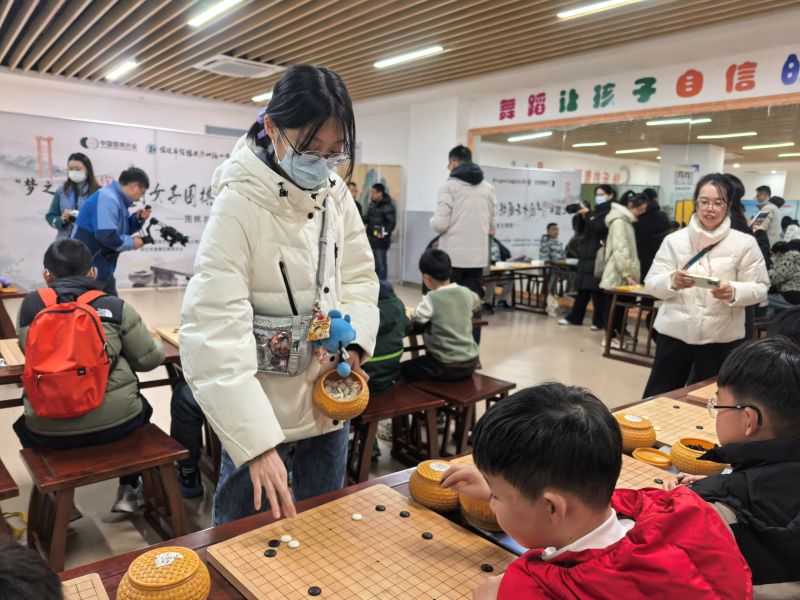 唐嘉雯六段在下指导棋。
