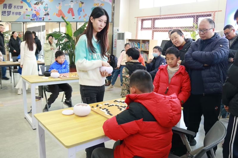 吴依铭七段在下指导棋。